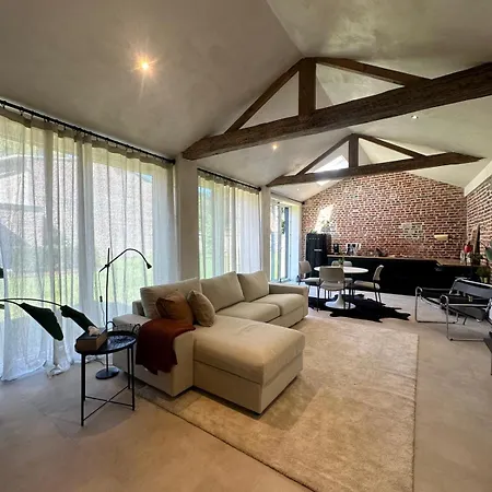 Les Tours De Rose - Characterful In