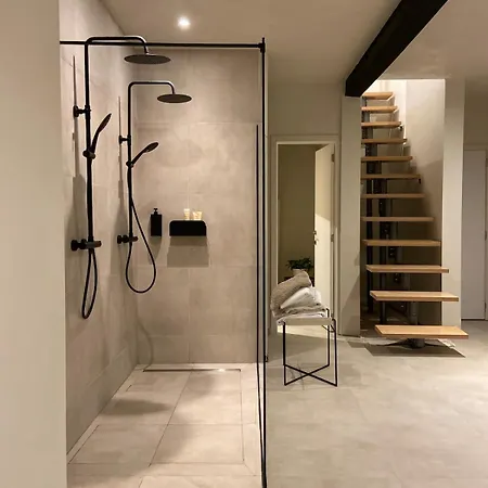 Les Tours De Rose - Characterful In